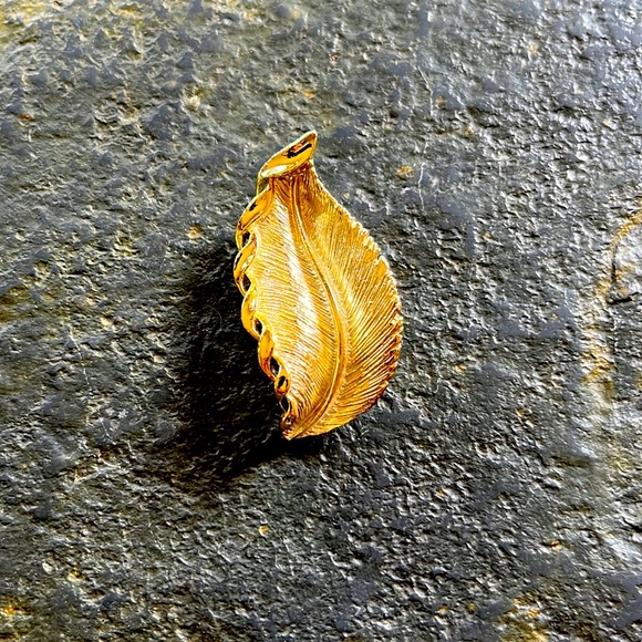 Vintage Gerrys Gold Leaf Brooch Brooch - Picture 1 of 3